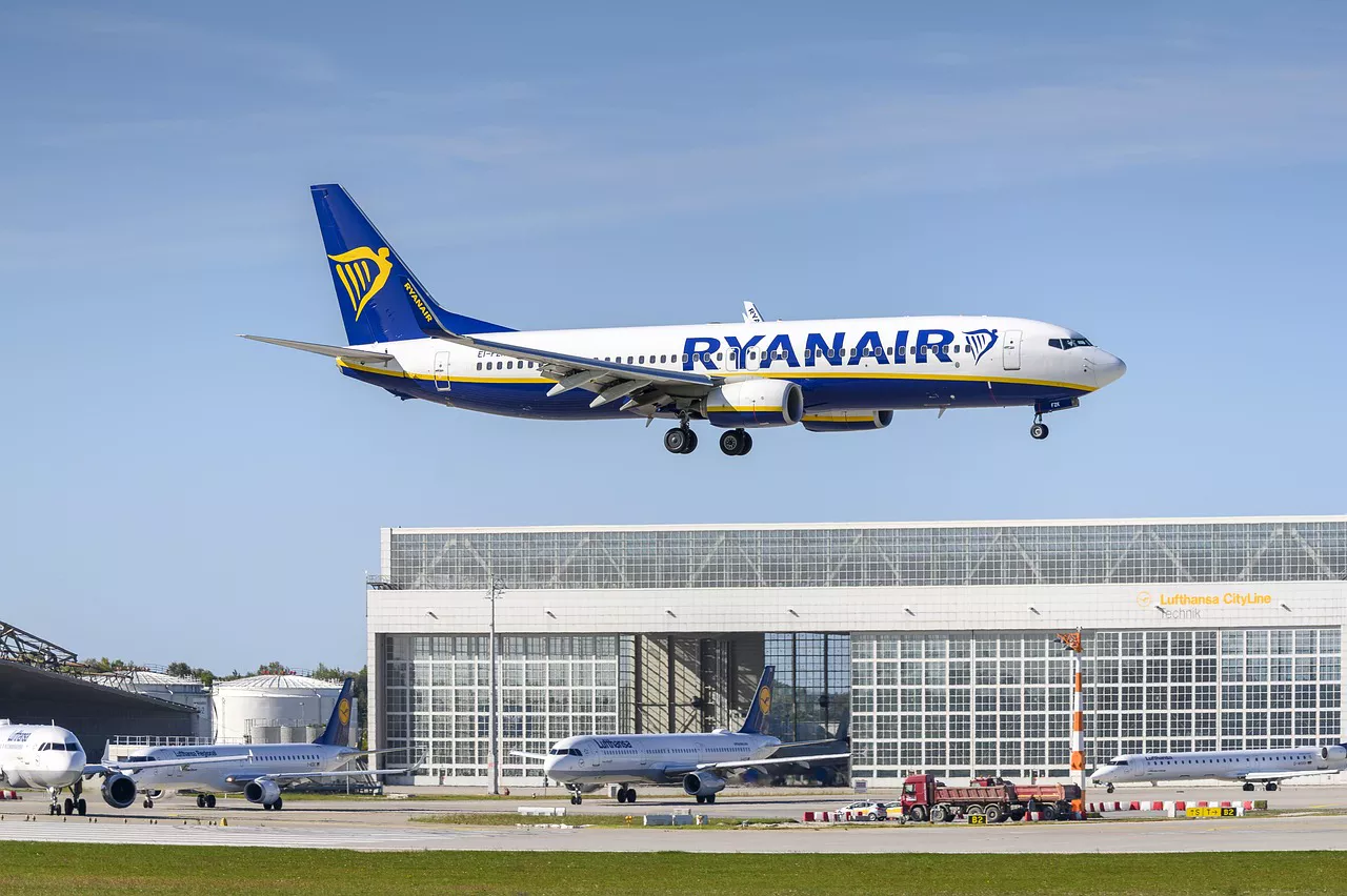 Aereo Ryanair sul piazzale dell’aeroporto di Rimini, con il terminal sullo sfondo